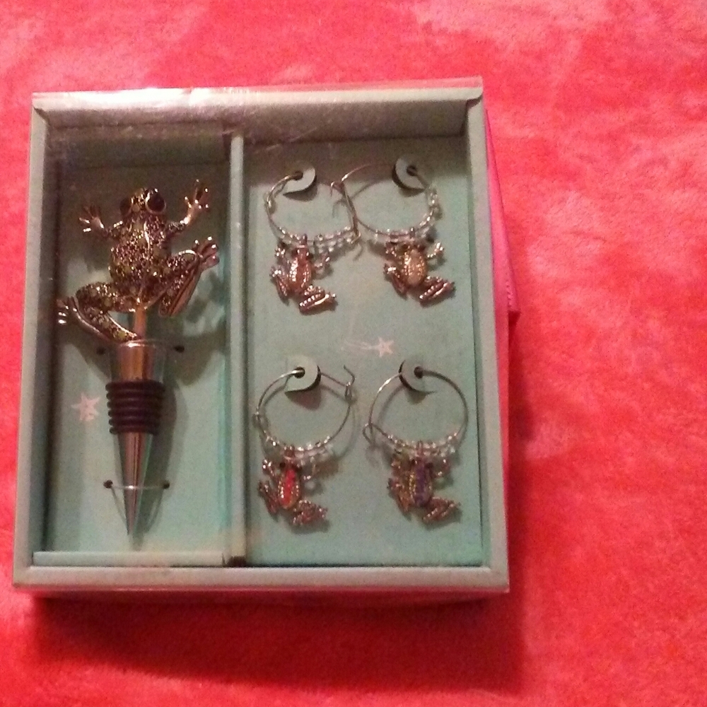 Wine Bottle Stopper w/set of 4 charms.